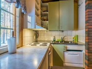 Fridge, microwave, dishwasher, cookware/dishes/utensils