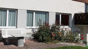 Un edificio con un letrero que dice 'Egese Pitgm'.