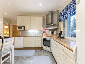 Jääkaappi, mikroaaltouuni, astianpesukone