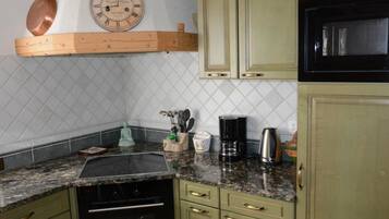 Fridge, dishwasher, cookware/dishes/utensils, freezer