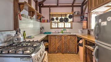 Kühlschrank, Ofen, Wasserkocher mit Kaffee-/Teezubehör, Toaster