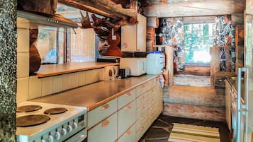 Frigorífico, microondas, lavavajillas y utensilios de cocina