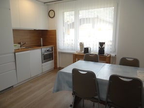 KĂŒhlschrank, GeschirrspĂŒler, Kochgeschirr/Geschirr/Besteck