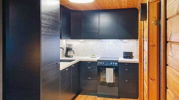 Réfrigérateur, micro-ondes, lave-vaisselle, chaise haute