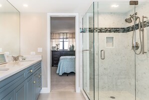 Shower, hair dryer, towels, soap - Spacious & Simply Gorgeous! Limited-Time Apr –Nov Beachfront at Vanderbilt Beach (Naples)