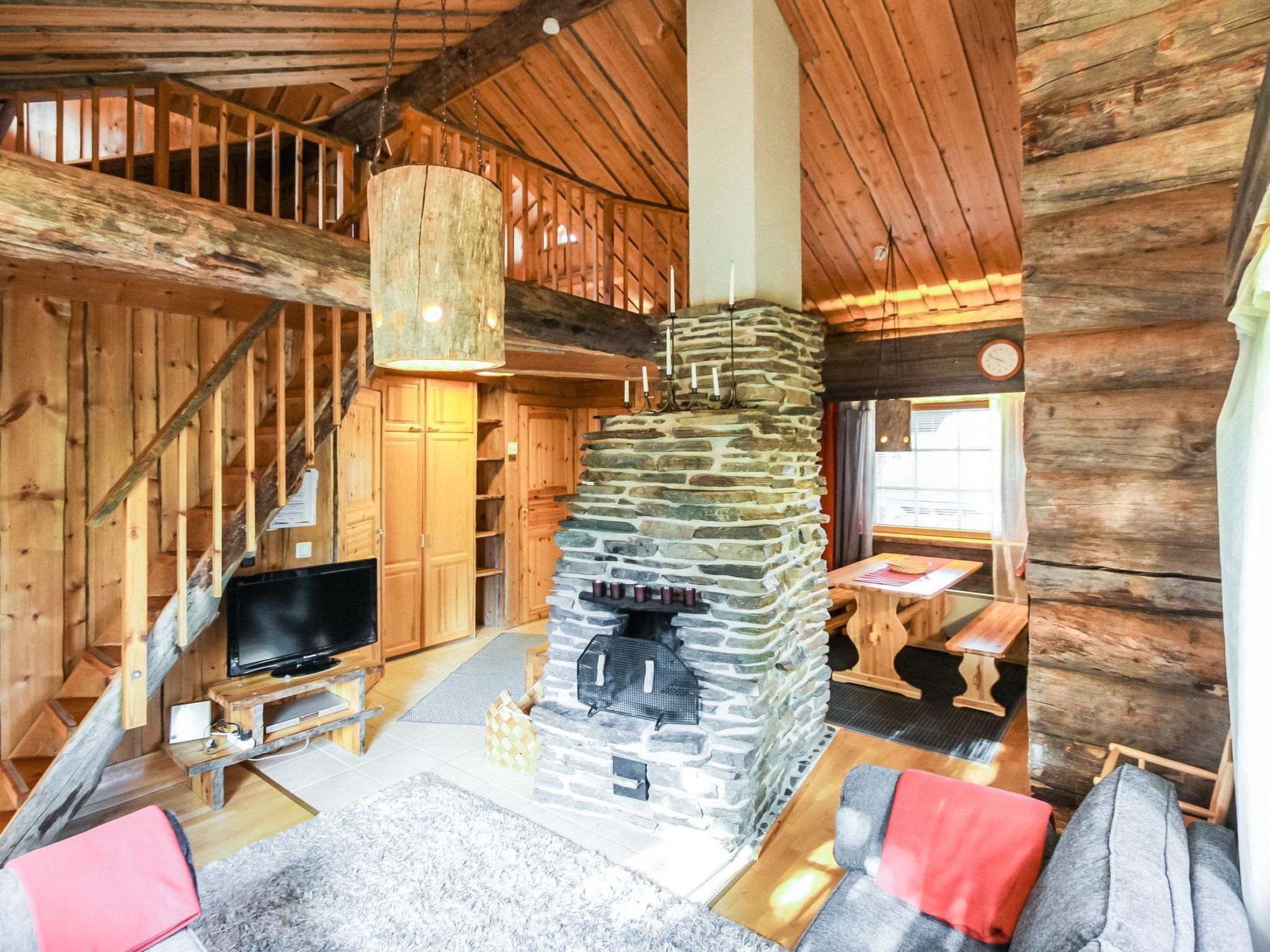 Una televisión, un reproductor de DVD