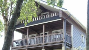 Ein zweistöckiges Gebäude mit einem Balkon im oberen Geschoss.