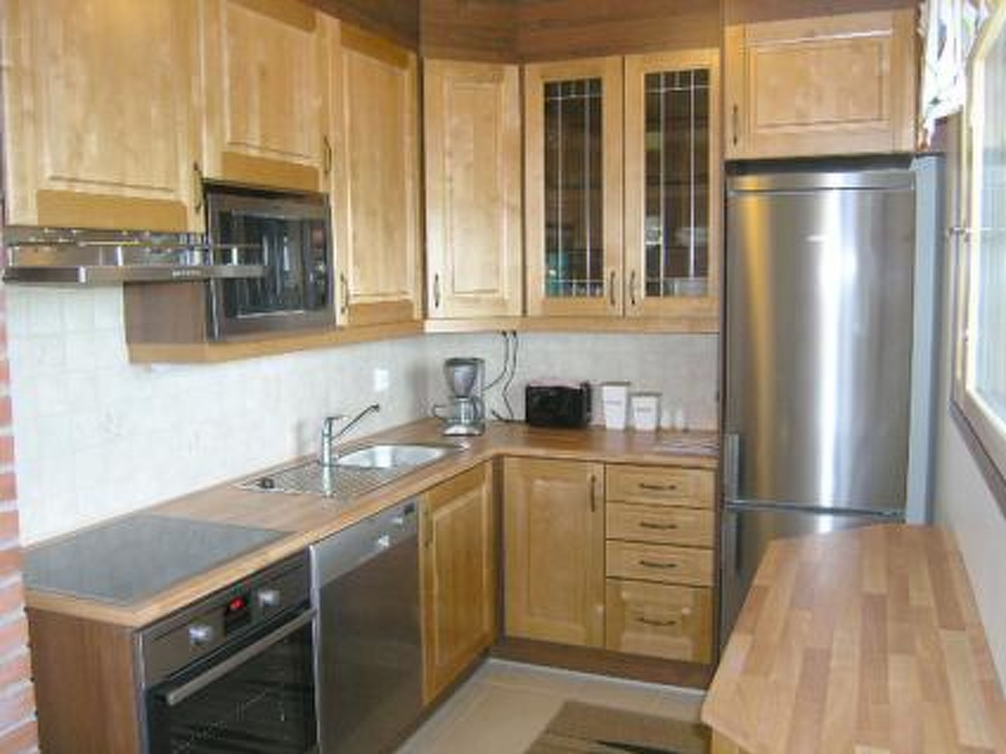 Kjøleskap, mikrobølgeovn, oppvaskmaskin og kjøkkenutstyr