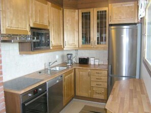 Fridge, microwave, dishwasher, cookware/dishes/utensils