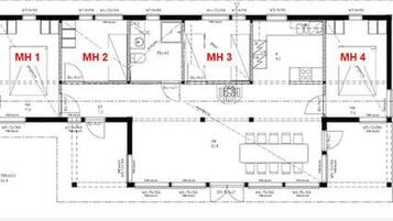Grundriss eines Hotels mit vier Schlafzimmern (MH 1–4), einem Essbereich und einer Küche.