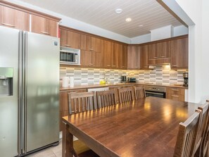 Jääkaappi, mikroaaltouuni, astianpesukone, syöttötuoli