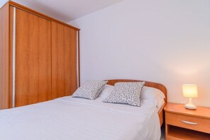 1 bedroom, iron/ironing board, free WiFi, bed sheets - Apartment in Okrug Gornji with Terrace, Air condition, WIFI (3436-1) (Okrug Gornji)