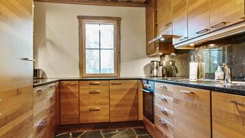 Jääkaappi, mikroaaltouuni, astianpesukone