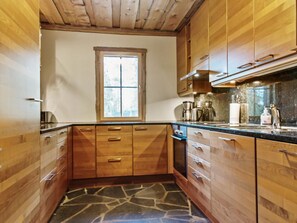 Fridge, microwave, dishwasher, cookware/dishes/utensils