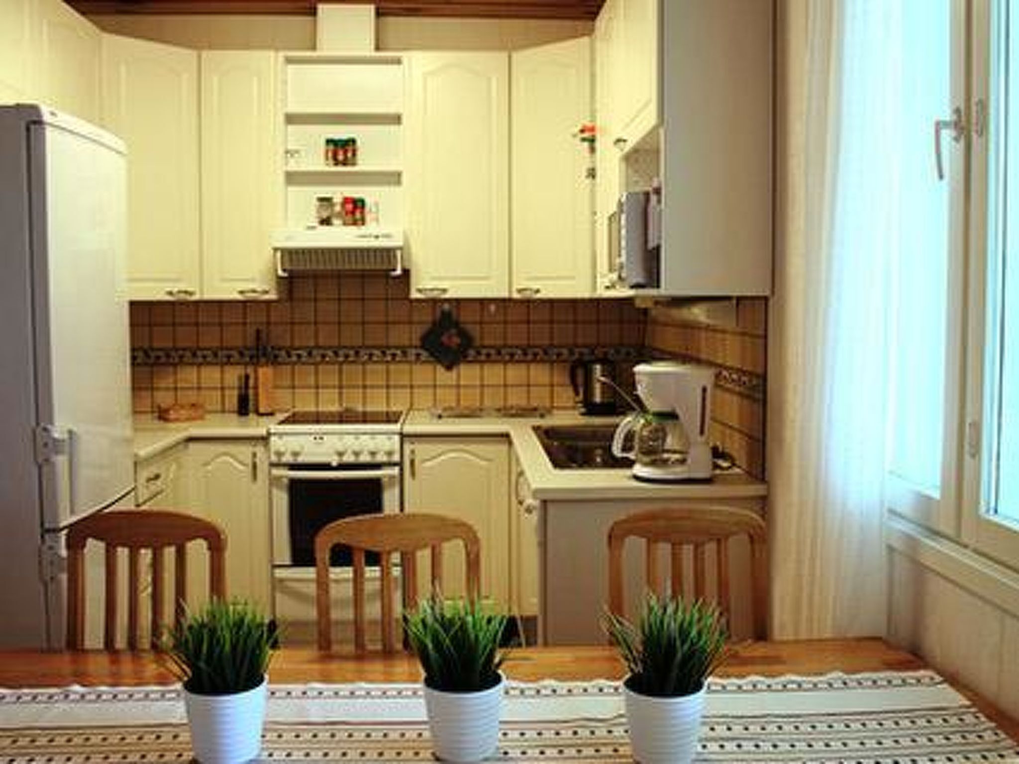 Refrigerador, microondas, lavavajillas y utensilios de cocina 