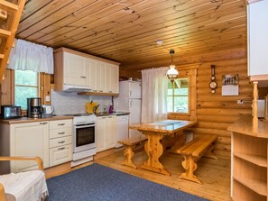 Kylskåp, mikrovågsugn, diskmaskin och grytor/köksredskap