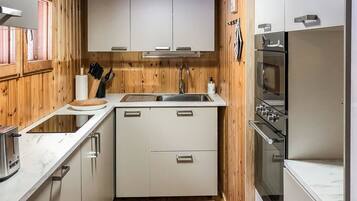 Fridge, microwave, dishwasher, cookware/dishes/utensils