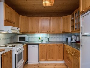 Refrigerador, microondas, lavavajillas, utensilios de cocina