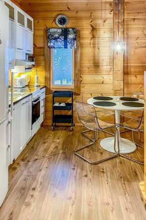 Fridge, microwave, dishwasher, cookware/dishes/utensils