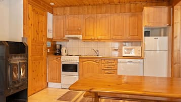 Fridge, microwave, dishwasher, cookware/dishes/utensils