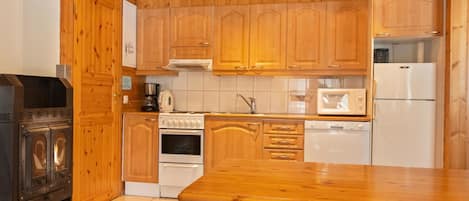 Refrigerador, microondas, lavavajillas, utensilios de cocina