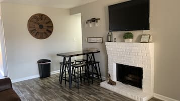 Televisie en een open haard