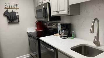 Een koelkast, een microgolfoven, een oven, een kookplaat