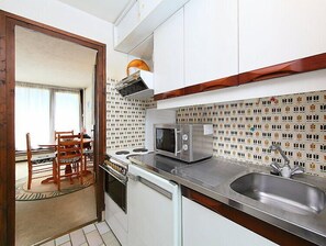 Réfrigérateur, micro-ondes, batterie de cuisine, vaisselle et ustensiles