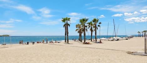 Una spiaggia nelle vicinanze