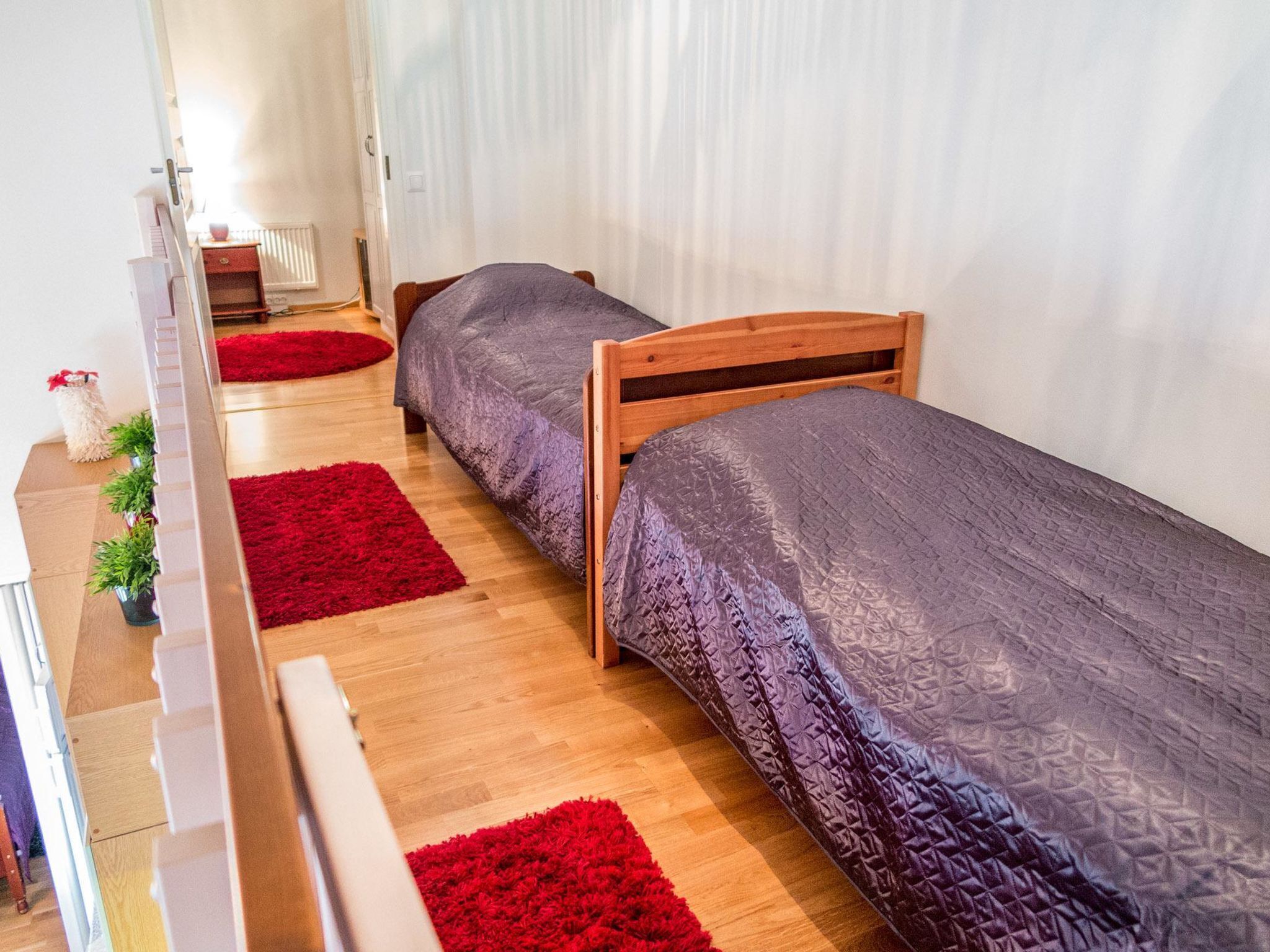 2 bedrooms, travel crib