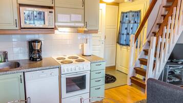 Kylskåp, mikrovågsugn, diskmaskin och barnstol