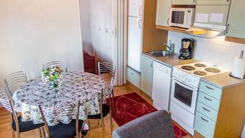 Kylskåp, mikrovågsugn, diskmaskin och barnstol