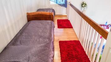 2 sovrum och resesäng