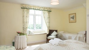 Family Quadruple Room | Premium bedding, memory foam beds, WiFi (free), individually decorated - Tregarland Farm B&B (Looe)