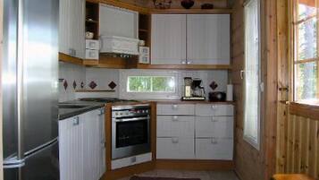 Køleskab, mikrobølgeovn, opvaskemaskine, køkkentøj/tallerkener/redskaber