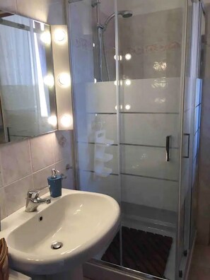 Ducha, secador de pelo, bidet, toallas