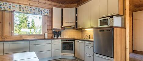 Kühlschrank, Mikrowelle, Geschirrspüler, Kochgeschirr/Geschirr/Besteck