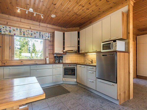 Kühlschrank, Mikrowelle, Geschirrspüler, Kochgeschirr/Geschirr/Besteck