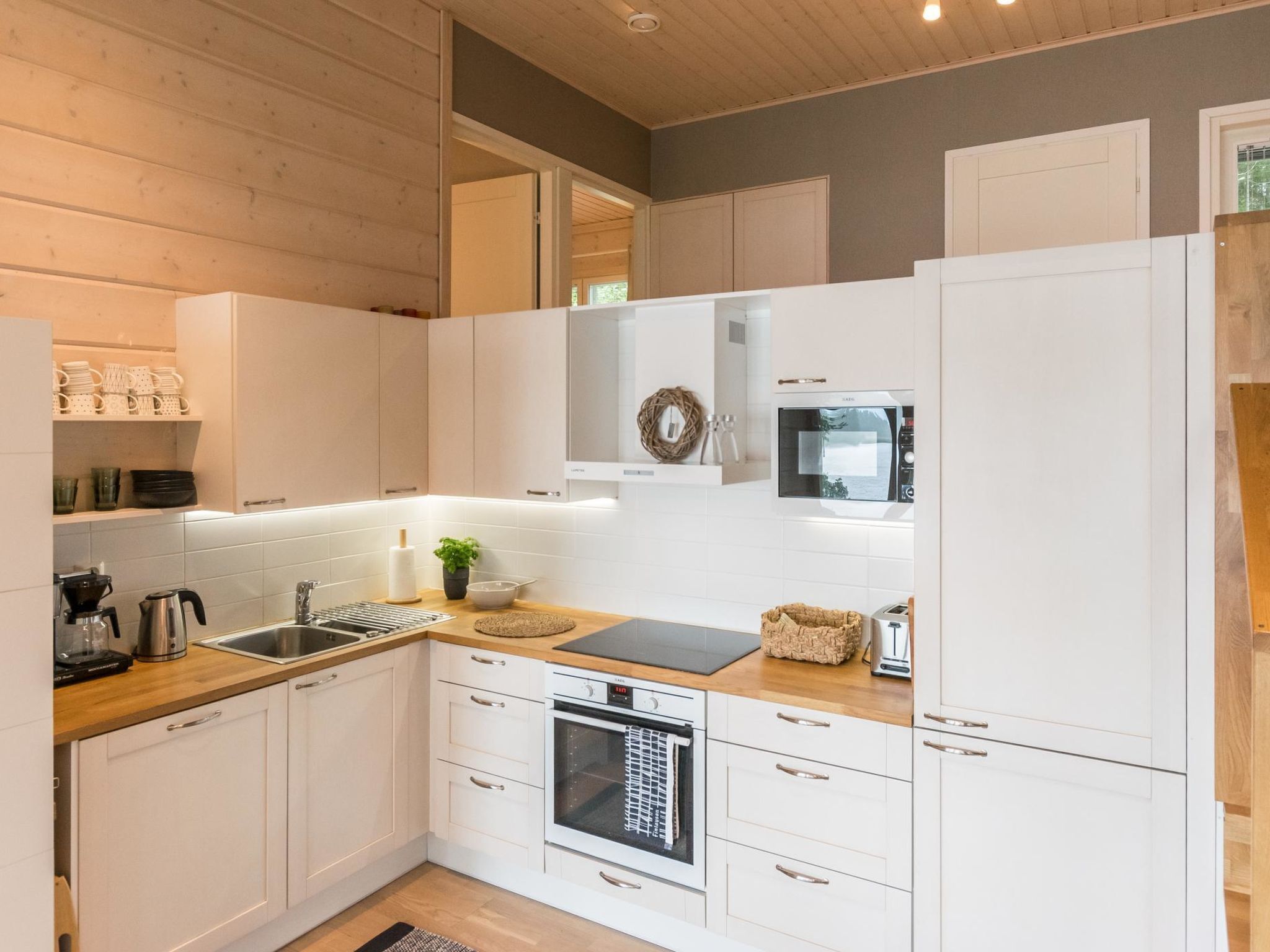 Jääkaappi, mikroaaltouuni, astianpesukone