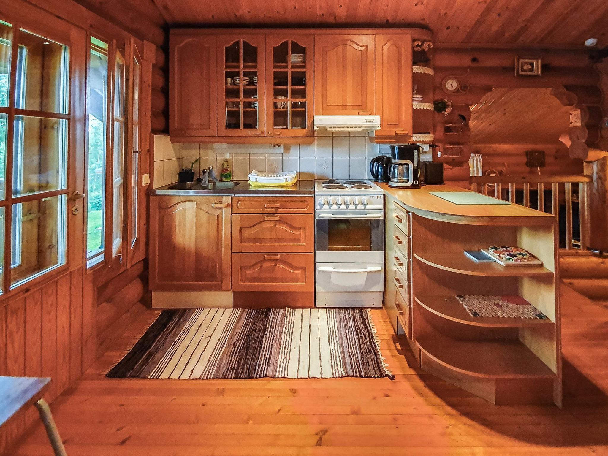 Réfrigérateur, micro-ondes, batterie de cuisine, vaisselle et ustensiles