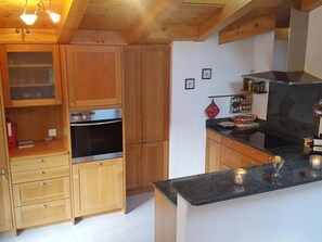 Kühlschrank, Geschirrspüler, Kochgeschirr/Geschirr/Besteck