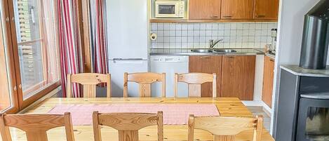 ثلاجة، ميكروويف، غسالة أطباق، مستلزمات طهي/أطباق/أوعية