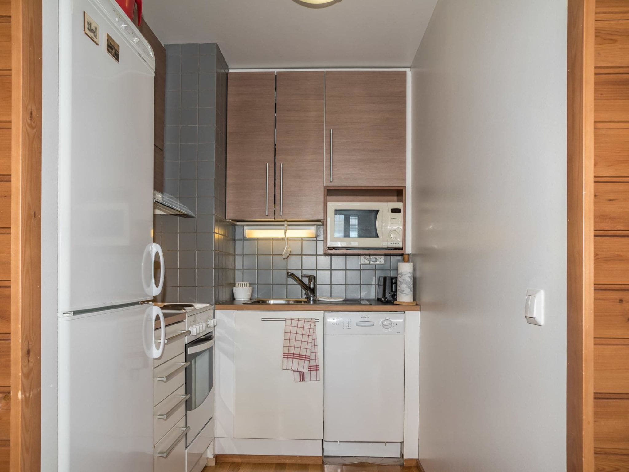 Kühlschrank, Mikrowelle, Geschirrspüler, Kochgeschirr/Geschirr/Besteck