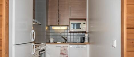 Fridge, microwave, dishwasher, cookware/dishes/utensils