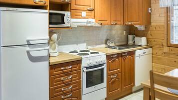 Refrigerador, microondas, lavavajillas, utensilios de cocina