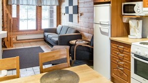 Kjøleskap, mikrobølgeovn, oppvaskmaskin og kjøkkenutstyr
