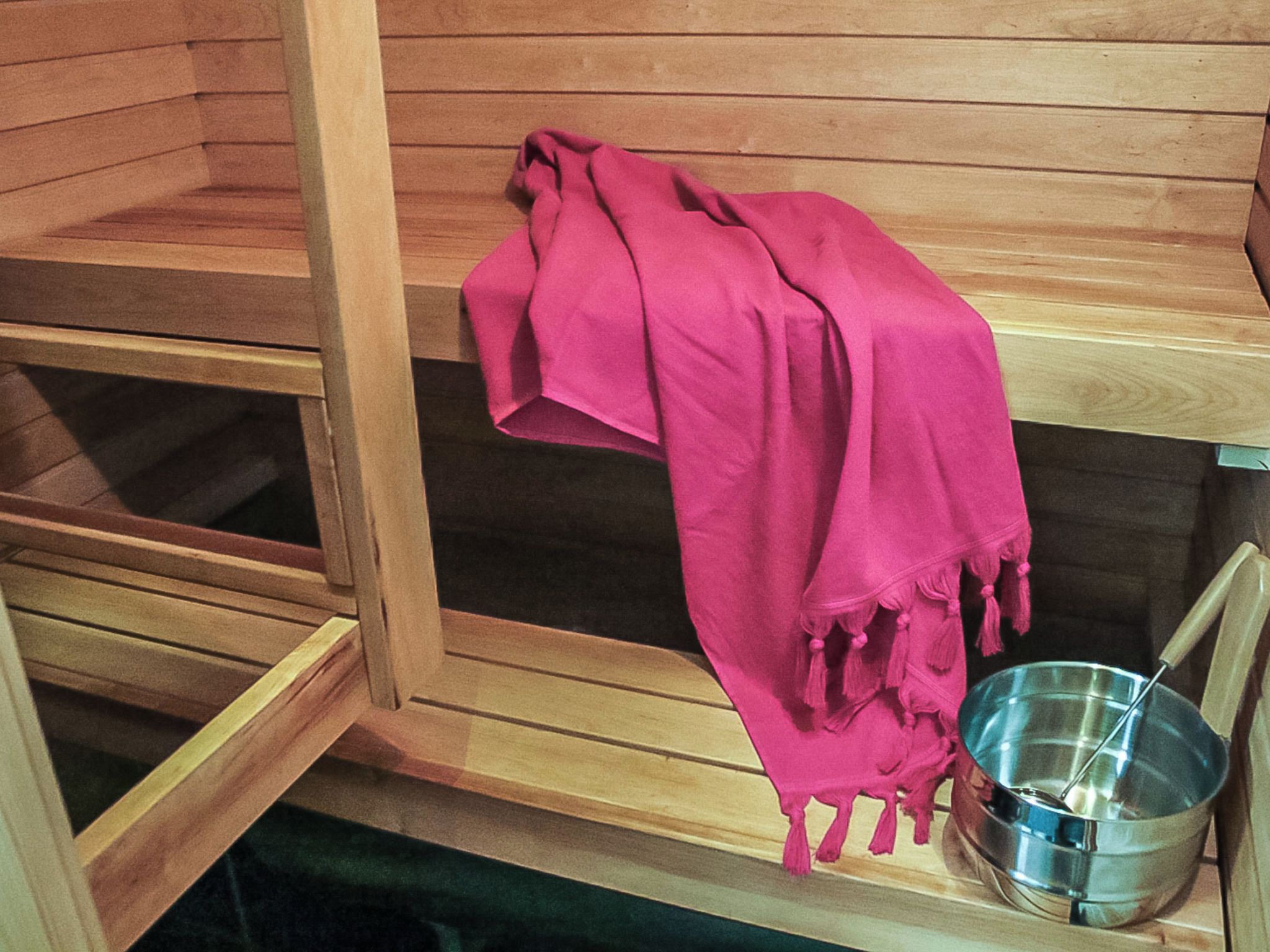 Un intérieur en bois avec un récipient en métal posé sur une étagère.