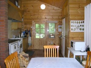 Refrigerador, microondas, lavavajillas y utensilios de cocina 