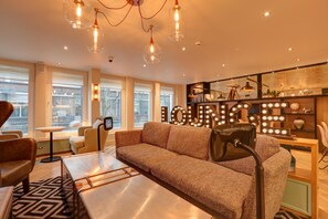Bar (on property) - hub by Premier Inn London Tottenham Court Road (Goodge Street) (London)