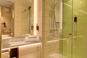 Bathroom - hub by Premier Inn London Tottenham Court Road (Goodge Street) (London)